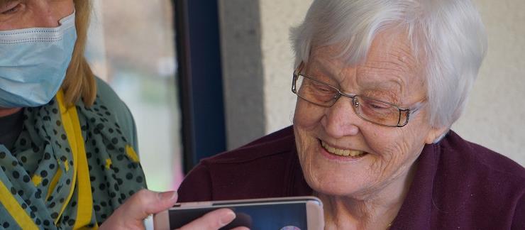How Professional Senior Care Providers Encourage Elderly Adults in Canada to Social Distance